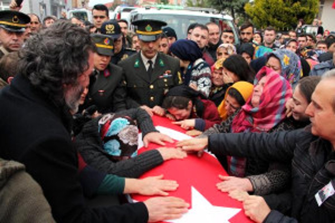 Şehidin Annesi; 'Annen Kurban Olsun Sana' Diyerek Sinir Krizi Geçirdi