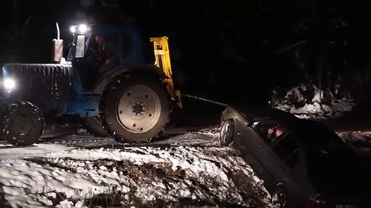 FAIL : Un tracteur voulait sortir cette BMW du fossé mais, ça ne s'est pas vraiment passé comme prévu !