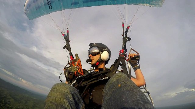 Chanee Kalaweit utilise un Paramoteur pour surveiller la foret