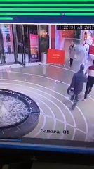 Trop occupée à parler au téléphone, elle se casse la figure dans un bassin