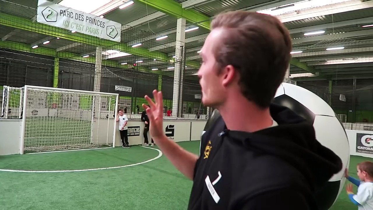 ON DÉFIE FOOTSTYLE AVEC LE PLUS GROS BALLON DE FOOTBALL DU MONDE :)