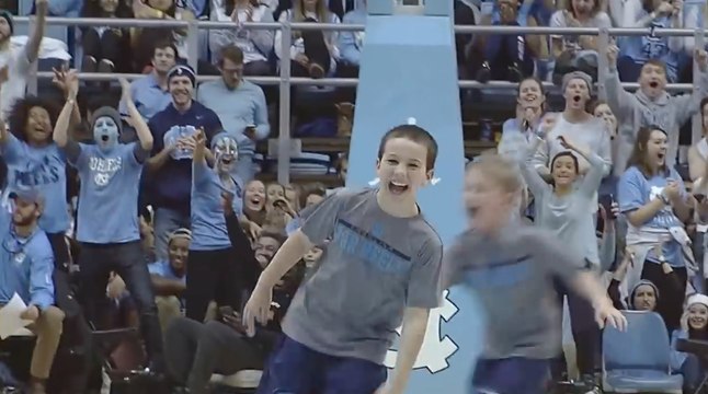 Un enfant réussi 3 paniers d'affilée du milieu du terrain