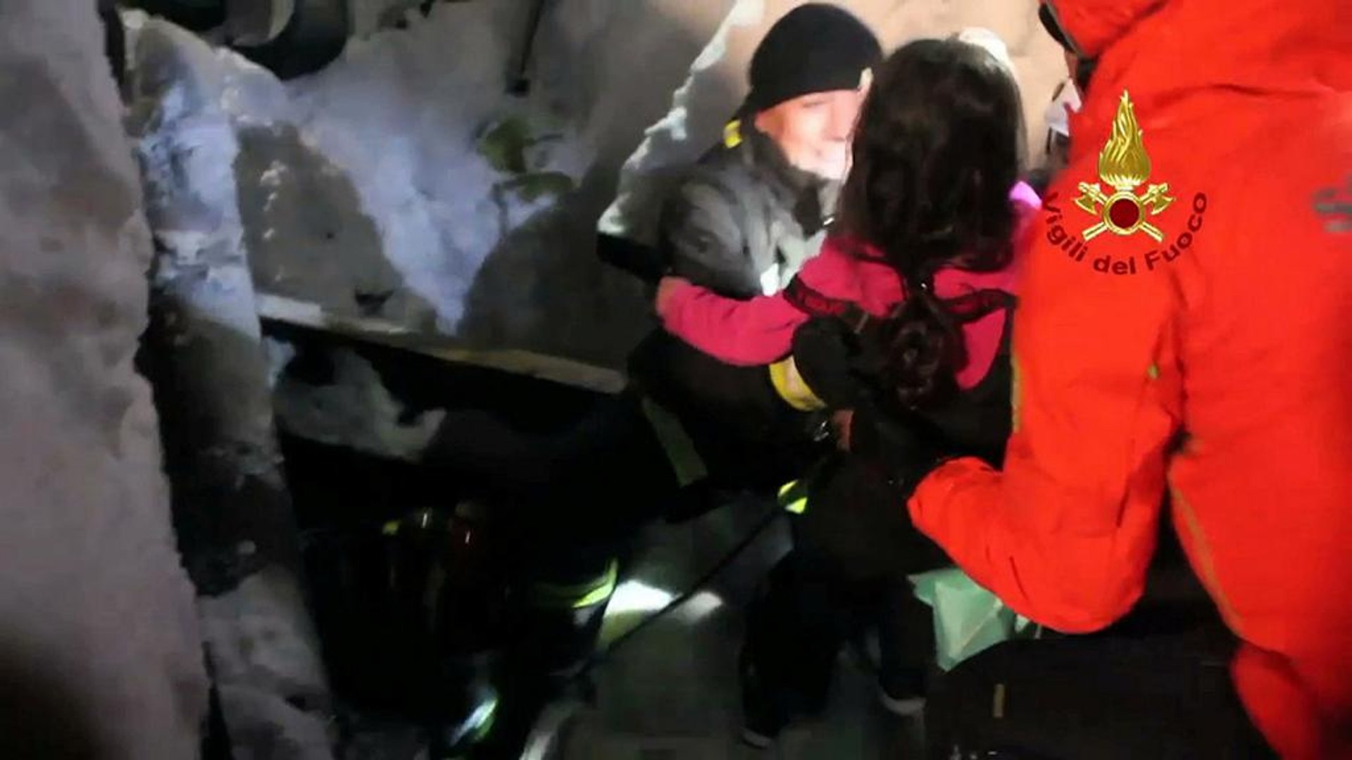 ⁣Сход лавины в Италии: 5 погибших, 11 выживших, 23 пропавших без вести