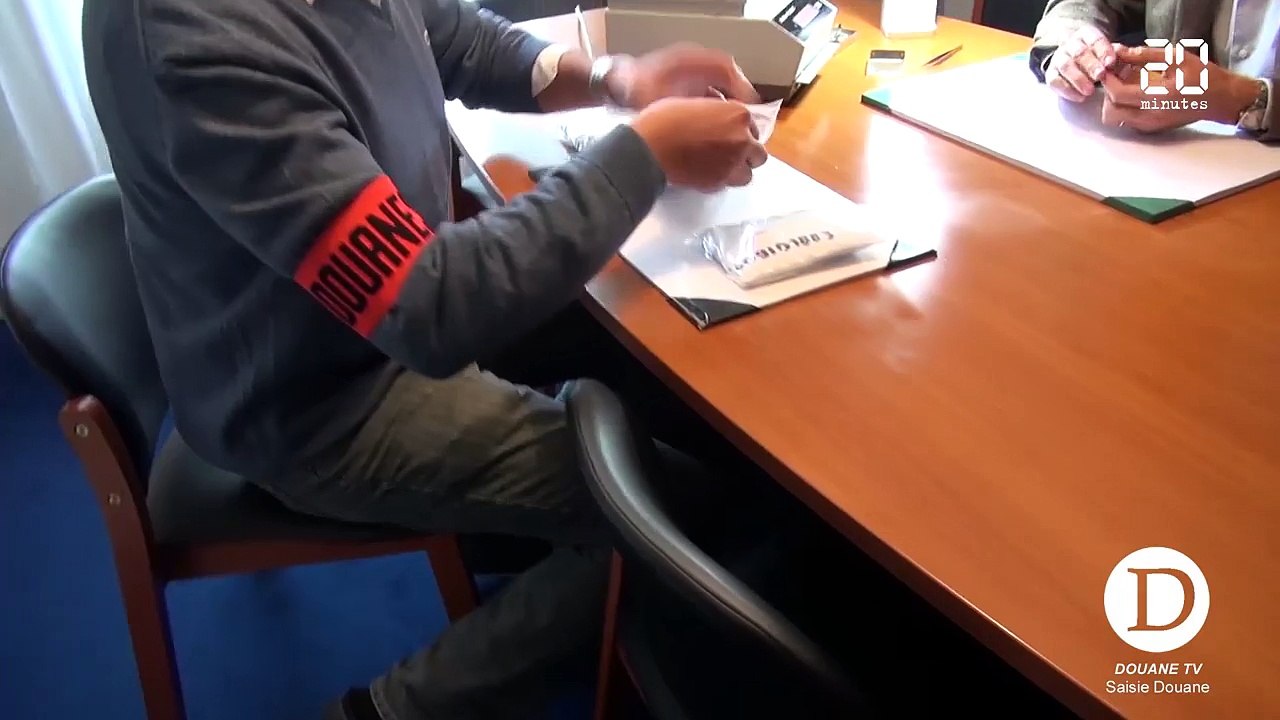 Il se fait attraper avec 800 grammes de diamants bruts dans son caleçon