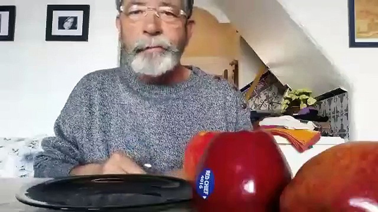 Comes a casca da maçã Muito cuidado...