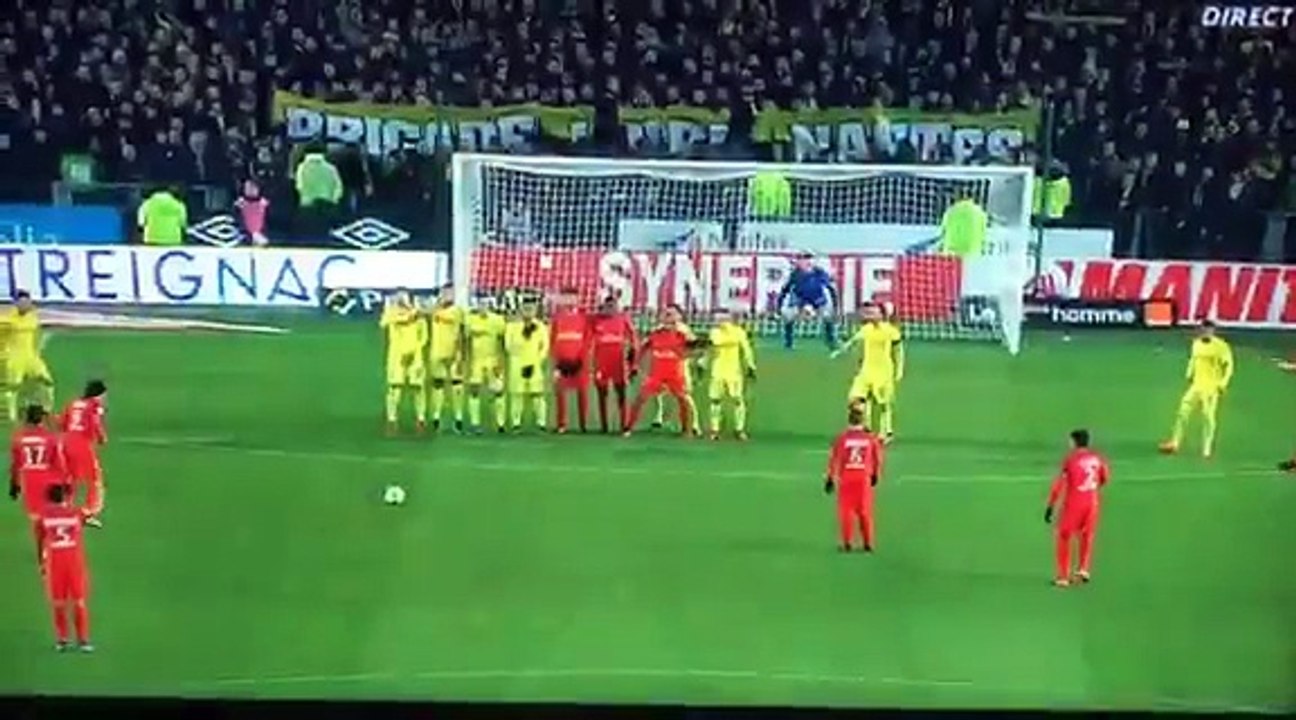 Le coup-franc exceptionnel de Cavani contre Nantes !