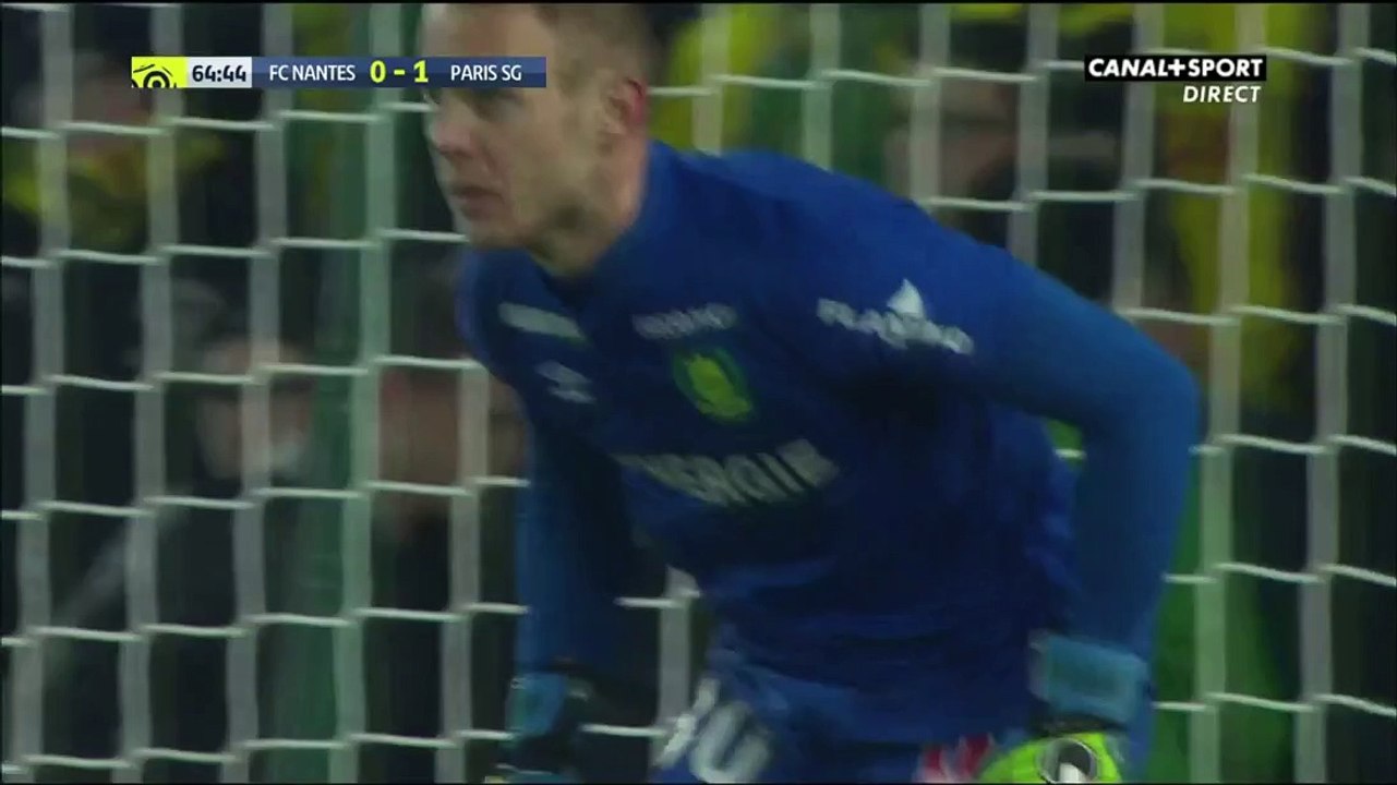 But sur coup-franc d'Edinson Cavani - Nantes VS PSG (0-2)
