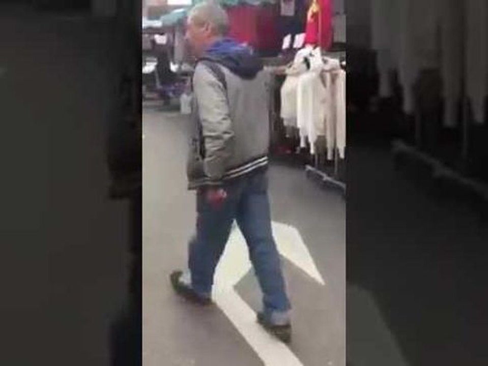 Un homme ivre prend sa bière pour son téléphone !