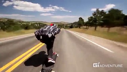 En skateboard à plus de 110km/h sur une route dangereuse