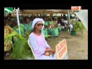 La première dame de Côte d`Ivoire offre des semences aux femmes du vivrier