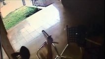 Câmara flagra homem pulando muro e roubando casa em Vitória