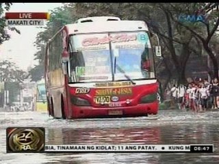 24 Oras: Hanggang baywang na baha sa Makati; pahirap sa mga umuuwi