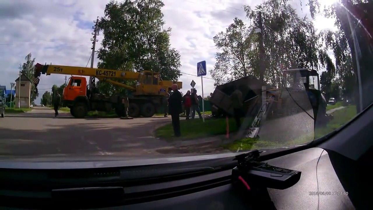 Камаз провалился  в теплотрассу