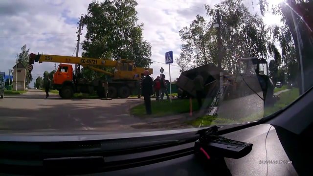 Камаз провалился в теплотрассу