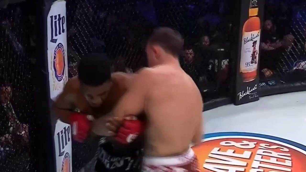 Paul Daley détruit Brennan Ward avec un flyin knee au Bellator 170