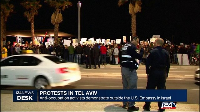 Protests in Tel Aviv : anti-occupation activists demonstrate outside the U.S. Embassy in Israel