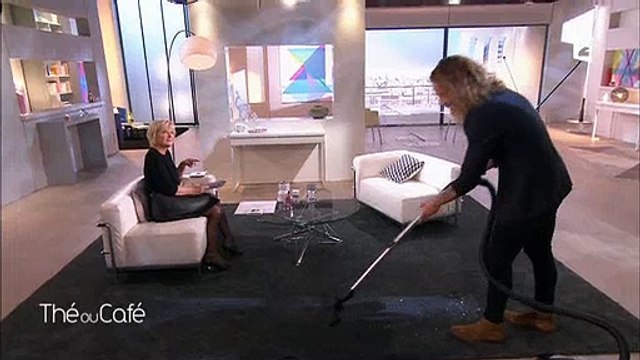 Catherine Ceylac demande à Julien Doré de passer l'aspirateur sur le plateau de Thé ou café - Regardez