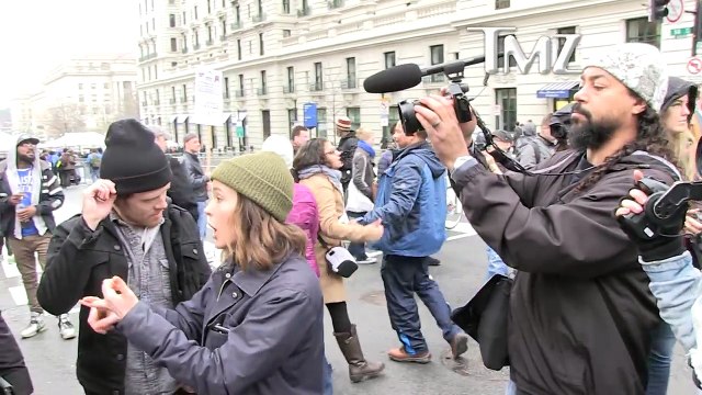 ELLEN PAGE GAY DEBATE WITH PREACHER Amid D.C. Protests _ TMZ-NljzRafabao