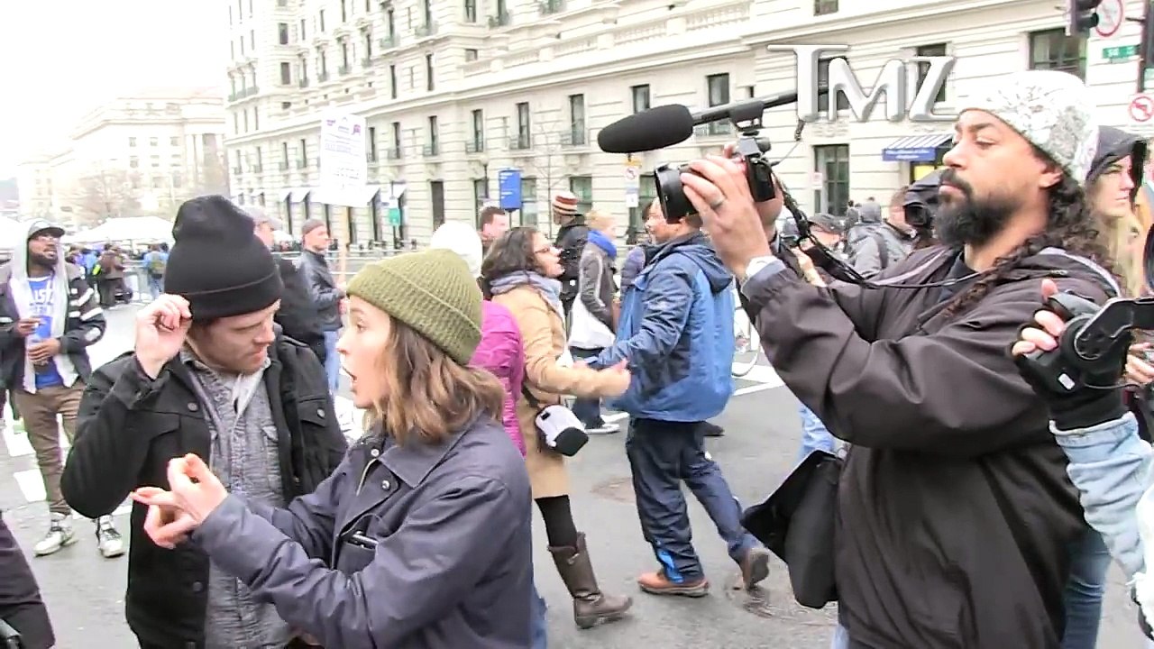ELLEN PAGE -- GAY DEBATE WITH PREACHER Amid D.C. Protests _ TMZ-NljzRafabao