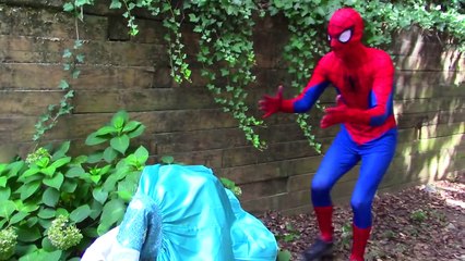 Frozen Elsa & Spiderman: Elsa trash bag dress! w/ Catwoman, Snow white