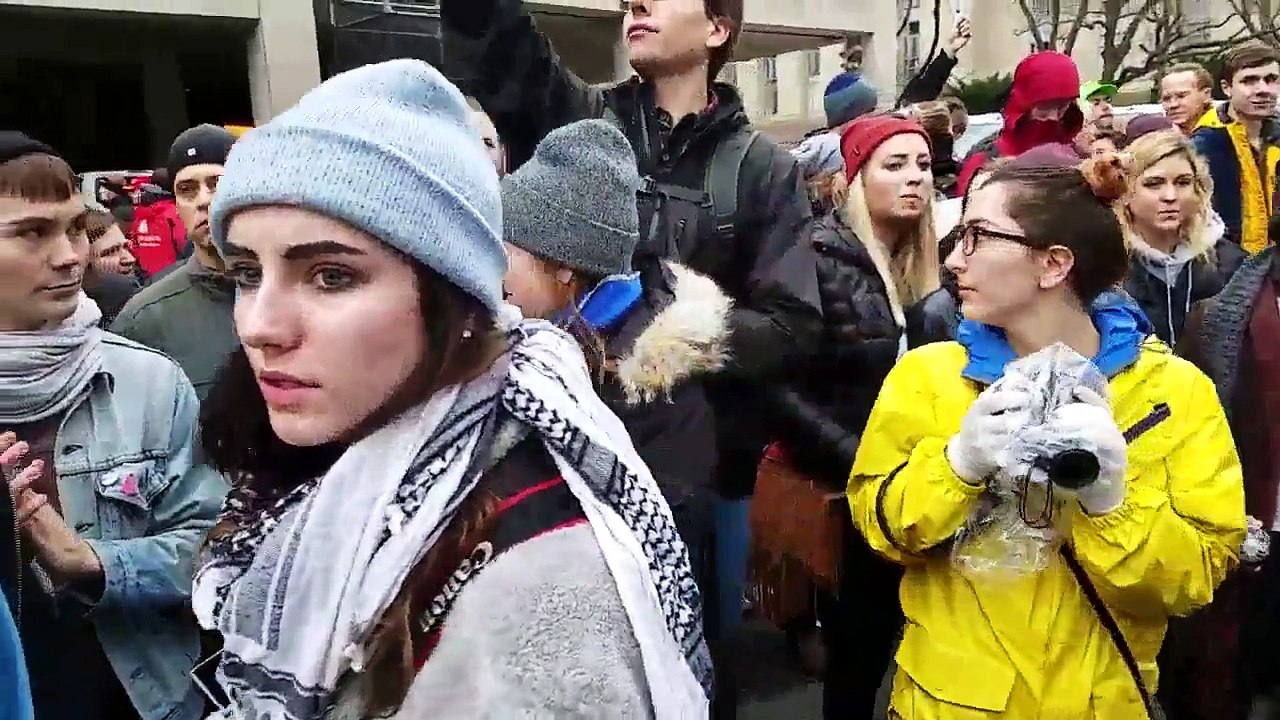 ''FUCK YOU!'' Trump supporters try to push through Libor blockade  disruptj20-e99rZ1uJxZY