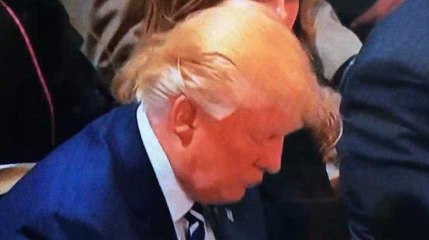 Quand Trump se recueille, il a vraiment l'air de dormir