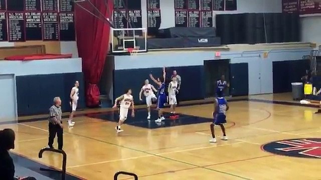 Un lycéen envoie son équipe en prolongation d'un tir sous son propre panier !