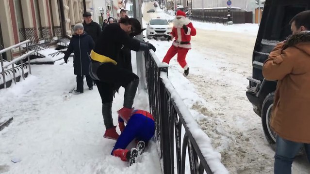 Batman s'en prend à Spiderman, mais le Père-Noël arrive à la rescousse