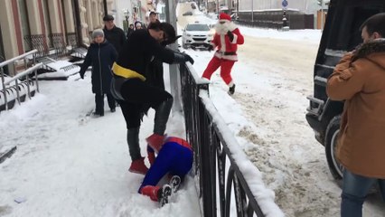 Batman s'en prend à Spiderman, mais le Père-Noël arrive à la rescousse