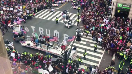 WomensMarch crowd cheers and boos as Trump float backs away.-acmDtB_iZos