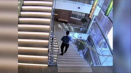 Download Video: Il fait une énorme chute dans les escaliers et repart comme si de rien n'était!