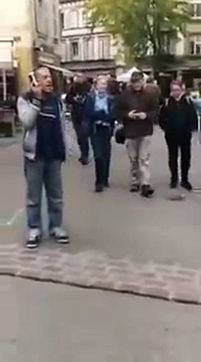 Tellement bourré qu'il téléphone avec sa bière