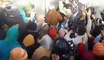 منزل بورقيبة: في مشهد غير لائق ..مواطنون  يتدافعون للحصول على مساعدات قدمتها جمعية كويتية (فيديو)