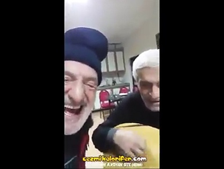 Ruhu genç iki arkadaşın türkü söylerken kendinden geçtiği an ...