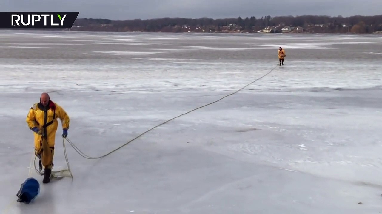 Firefighters rescue 14yo Labrador from frozen lake in US-rra_1204zEY - video Dailymotion