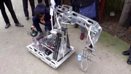 Göktürk'lerin Robotu Lemurları Besledi