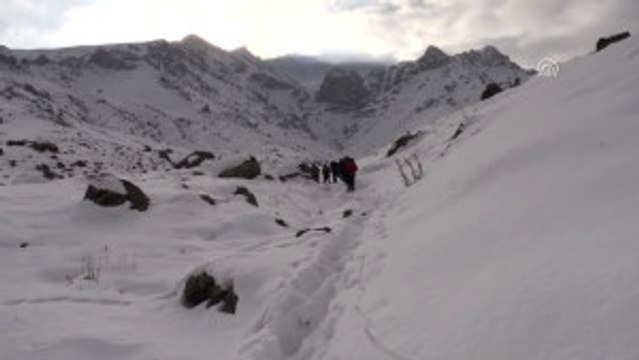 Dağcılar Buzul Şelalesine Tırmanış Yaptı