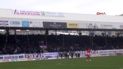 Polis Sahaya Giren Taraftarlara Müdahale Etti