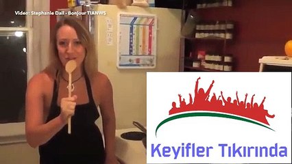 Çıplak Yemek Pişiren Youtuber (Yakın Çekim)