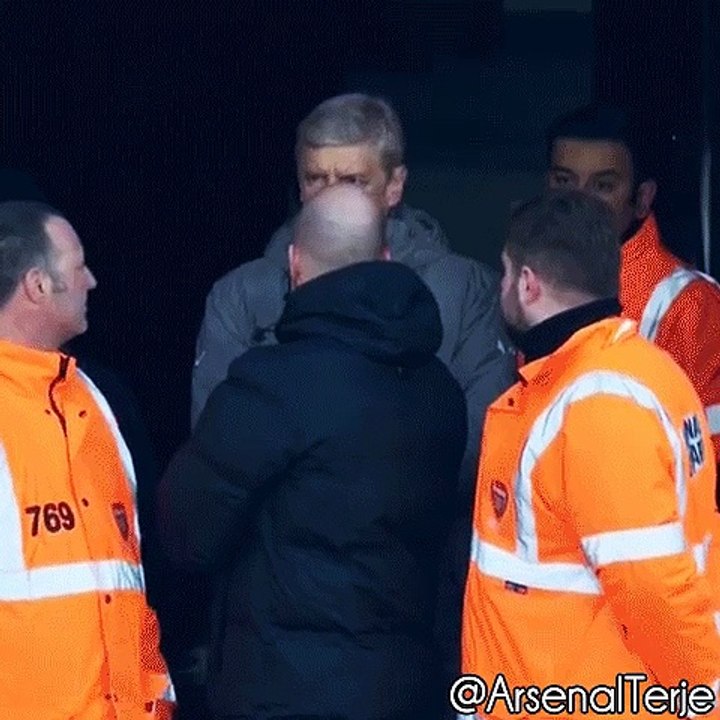Wenger pète les plombs et s'en prend à l'arbitre !