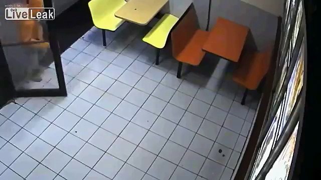 LiveLeak - Cooks With Ladles Fend Off Knife-Wielding Robber