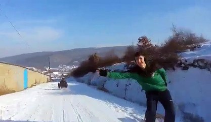 Të rinjtë e Llaushës gjejnë një mënyrë për të ikur nga telefonat – sajën