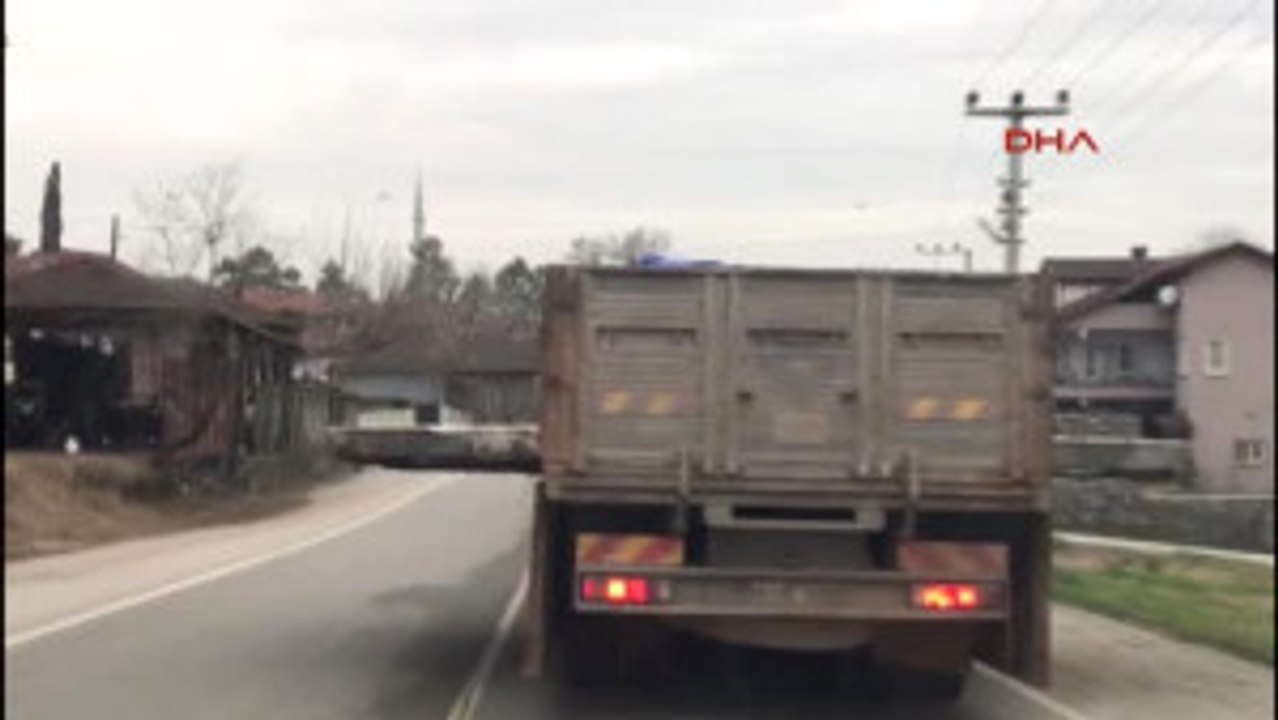 Sakarya - Beton Bloğu Taşıyan Kamyon Sürücülere Ölüm Korkusu Yaşattı