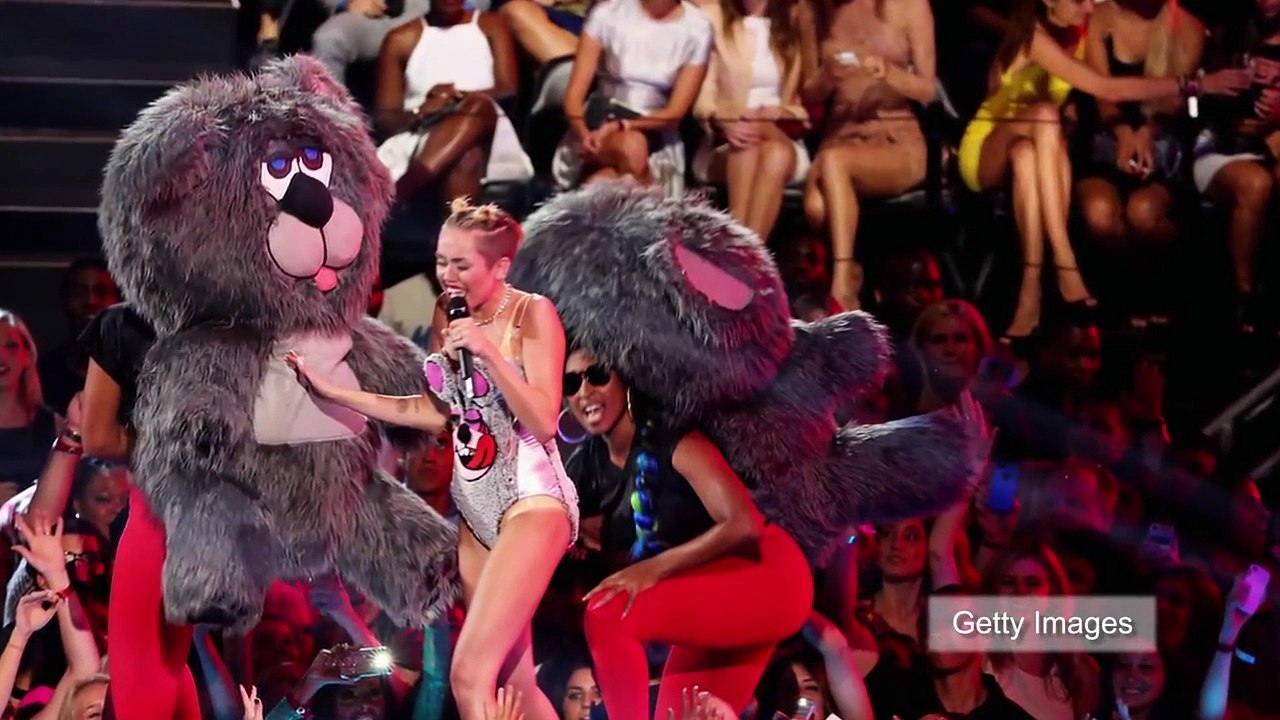 Miley Cyrus shocking MTV VMA performance review by TomoNews!