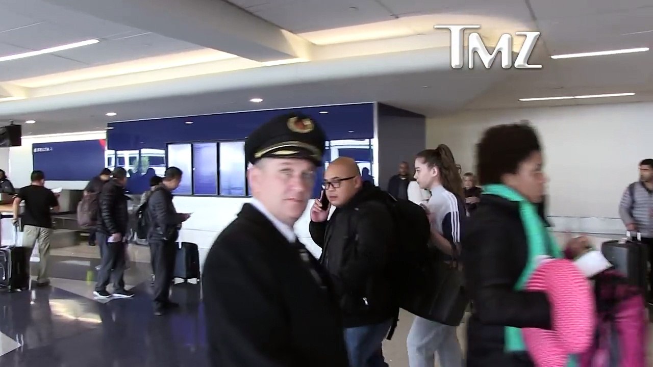 Hailee Steinfeld Autograph Seeker Gets Ambulance After Shove from Handler _ TMZ-r88hBhla9jg
