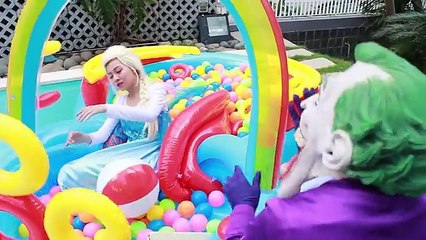 Video herunterladen: Spiderman and Elsa vs Joker & Venom in Pool ! Spiderman and Spidergirl with Superheroes In Real Life