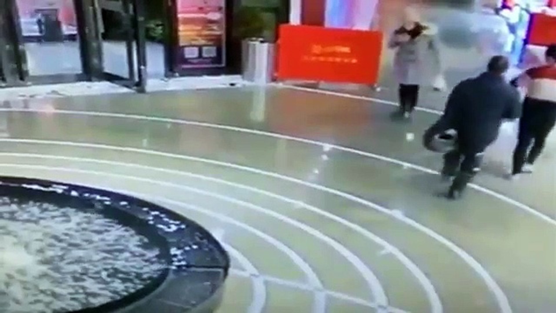 Mulher Cai No Shopping!