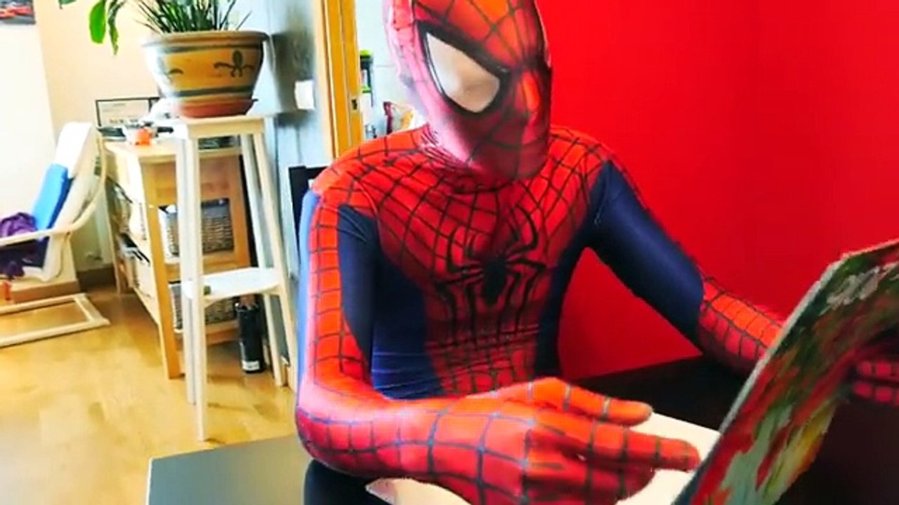 Spiderman Becomes Frozen Elsa vs Joker in Real Life! Fun Superhero w  Pink Spidergirl Bubble Gum  )