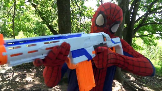 Поединок Человек-Паук против Венома Супергерои в Нью-Йорке / супер герой реальной жизни