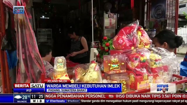 Jelang Imlek, Warga Memburu Pernak Pernik Imlek